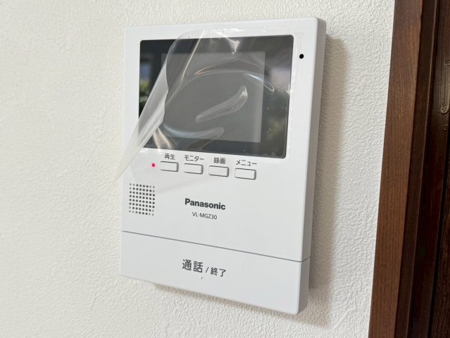 所沢市中富南4丁目中古戸建の防犯設備|来訪者を大きなモニターでしっかり確認することが出来るTVモニター付きインターホンは、お留守番中のお子様の強い味方です。みえる安心をカタチにしました。
