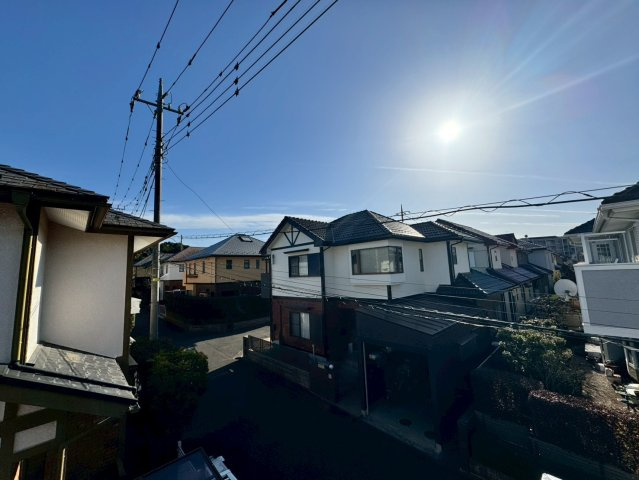 所沢市中富南4丁目中古戸建の展望|周囲に高い建物がなくのびやかな眺望が広がる心地よい住環境。窓を開ければ自然の風が通り抜け開放感ある暮らしを楽しめます。
