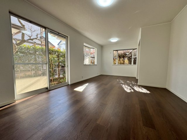所沢市中富南4丁目中古戸建の居間・リビング|広がりを感じるリビングダイニングは、家族の会話が自然と増えるあたたかな空間。窓辺から差し込む光が室内にやわらかさを添え、季節ごとの変化を楽しめる設計です。暮らすほどに愛着が深まります。

