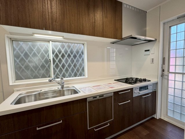 所沢市中富南4丁目中古戸建のキッチン|３口コンロ付！火力が目で分かり微調整がしやすいです！また、同時に調理ができるため効率よく調理が可能でお料理の品も増えそうですね！
