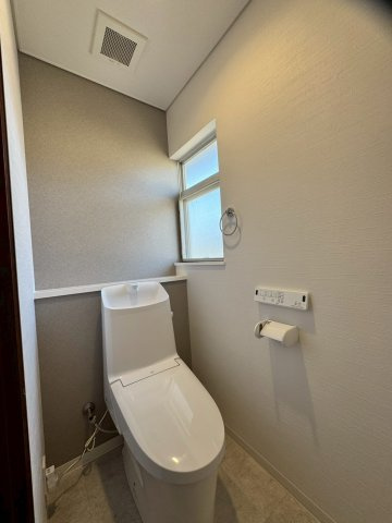 所沢市中富南4丁目中古戸建のトイレ|毎日使いやすい便利な仕様の温水洗浄トイレは、掃除がしやすくいつも清潔な空間に保てます♪
