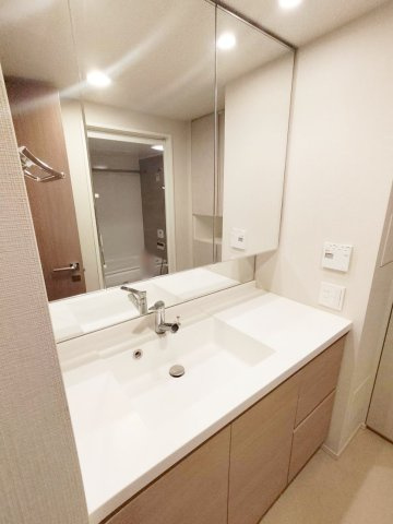 ザ・パークハウス東戸塚レジデンスの洗面所|明るい洗面所です