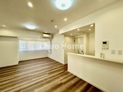 【キッチン】 | レクセル篠崎 | 視界に広がりを生むオープンなキッチン。料理や片付けをしながら、家族との会話を楽しんだり、リビングで遊ぶ子どもを見守れます。ご見学時には家具の配置などもイメージしながらぜひご覧になって見て下さい。