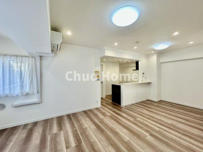 【ダイニング】 | レクセル篠崎 | 【ダイニング】忙しい朝でも、しっかり家族が揃って食事をして頂けるゆとりある大きさのダイニングスペース。奥様が作る手料理をカウンター越しに受けとって頂き、テーブルで囲む素敵な時間を存分に愉しんで下さい。