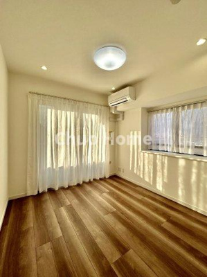 【寝室】 | レクセル篠崎 | 【寝室】心と体をゆったりと安らげる主寝室。寝室のゆとりが大きい分だけ、暮らしの安らぎは深まります。一日の疲れを癒すだけでなく、ご夫婦の親密な語らいを紡ぎ出します