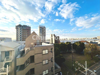 【展望】 | レクセル篠崎 | 手を伸ばせば、ふれることが出来そうな環境が、そのままインテリアになったような印象です。その豊かな眺望にふさわしい空間には、通風・採光にも優れ、心地よい光と風があふれています