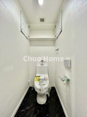 【トイレ】 | レクセル篠崎 | 【トイレ】 収納スペースをしっかりと確保した温水洗浄便座機能付きトイレ。温水洗浄便座は清潔にお使いいただくための大切なアイテムです。