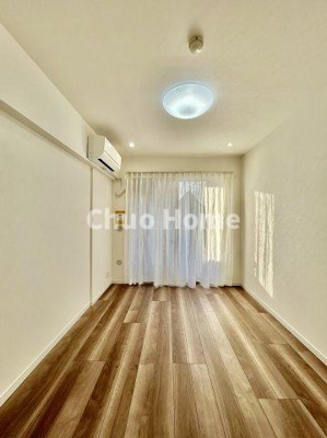 【洋室】 | レクセル篠崎 | 【洋室】快適に過ごす条件は、一人ひとり違います。だからこそ飾り過ぎないシンプルな内装と偏り過ぎないデザインで統一しております。居住していく中でオーナー様だけの【マイホーム】に創り上げて下さい