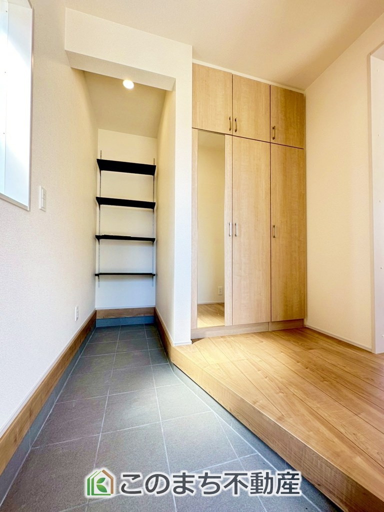 ブルーミングガーデン宇都宮市雀の宮6丁目の玄関|玄関にはシューズボックスはもちろん、大きな荷物も収納出来るシューズクロークもございます♪
