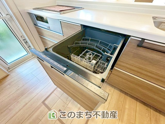 ブルーミングガーデン宇都宮市雀の宮6丁目の設備|あったらいいなの代表的な設備である食洗機。ビルトイン型で、おさまりもよく、使い勝手も良好です。料理をするのは好きだけど、後片付けは苦手な方に重宝します。洗う手間がないので、時間を有効に使えますね。
