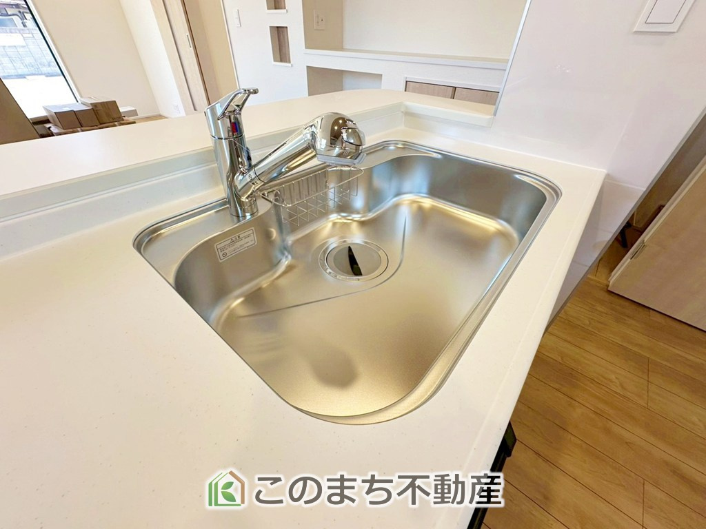 ブルーミングガーデン宇都宮市雀の宮6丁目の設備|ビルトイン型浄水器を内蔵したキッチン水栓。お米を研いだり、野菜を洗ったりするときなど用途に応じてワンタッチで浄水に切り替えが可能です。カートリッジ式なので、フィルターを簡単に交換する事が出来ます。
