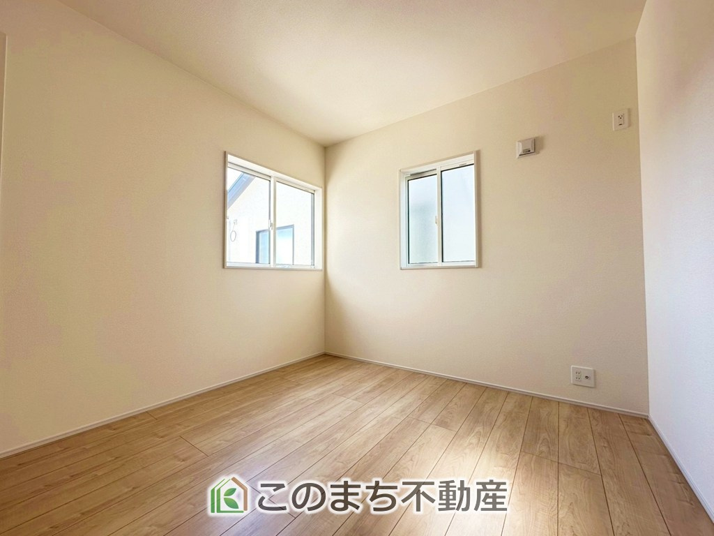 ブルーミングガーデン宇都宮市雀の宮6丁目の洋室|陽光がふんだんに降り注ぐお部屋です。陽だまりの空間で、プライベートなお家時間も快適にお過ごしいただけます♪
