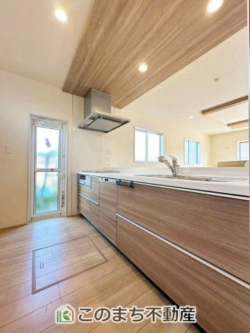 ブルーミングガーデン宇都宮市雀の宮6丁目のキッチン|デザイン性と機能性を兼ね備えたキッチンです。リビングスペースとの一体感が生まれ、広々空間を演出してくれます。
