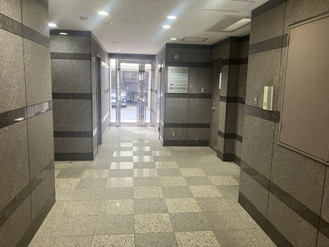 神保町カンナビル　B1Fのエントランス