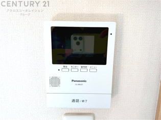 訪問者が来たときにテレビ画面で確認できるため、安心してドアを開けられます。録画機能があるものもあり、留守中に来訪者を記録しておくことができます。利便性が高く、セキュリティ面でも安心です。