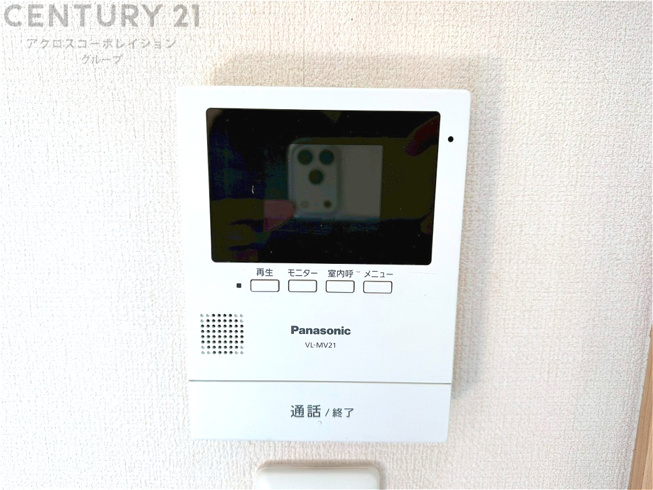 訪問者が来たときにテレビ画面で確認できるため、安心してドアを開けられます。録画機能があるものもあり、留守中に来訪者を記録しておくことができます。利便性が高く、セキュリティ面でも安心です。