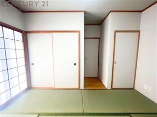 押入れは季節の衣類、寝具などを収納できます。伝統的な美しさと実用性が融合し、収納物を保護する調湿・換気効果があります。使い方によっては書類や小物なども効果的に整理でき空間を有効活用できます。