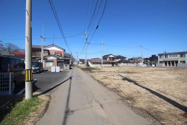 《分譲地》小山市間々田　全4区画の前面道路含む現地写真|分譲地南西側道路（2026年3月撮影）