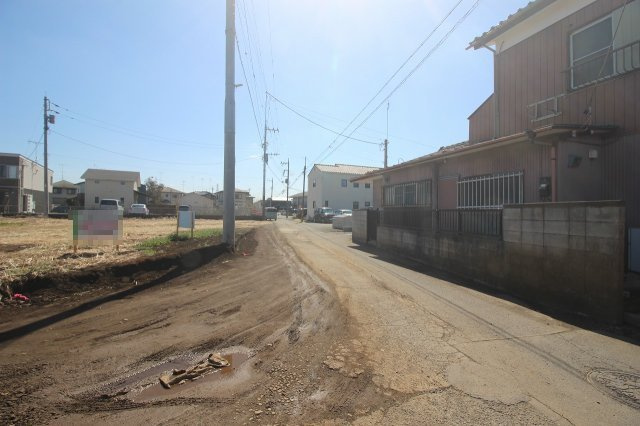 《分譲地》小山市間々田　全4区画の前面道路含む現地写真|分譲地南西側道路（2026年3月撮影）