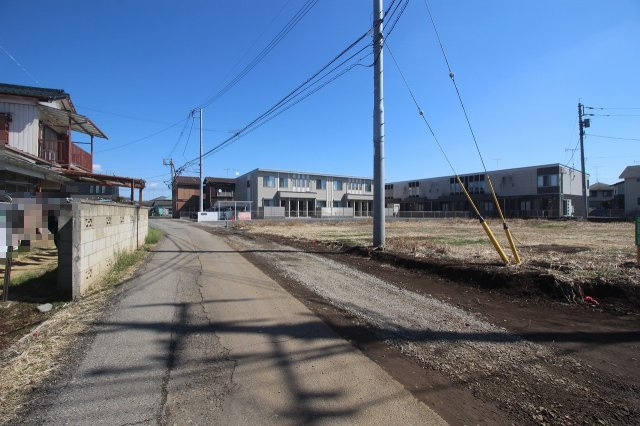《分譲地》小山市間々田　全4区画の前面道路含む現地写真|分譲地北西側道路（2026年3月撮影）