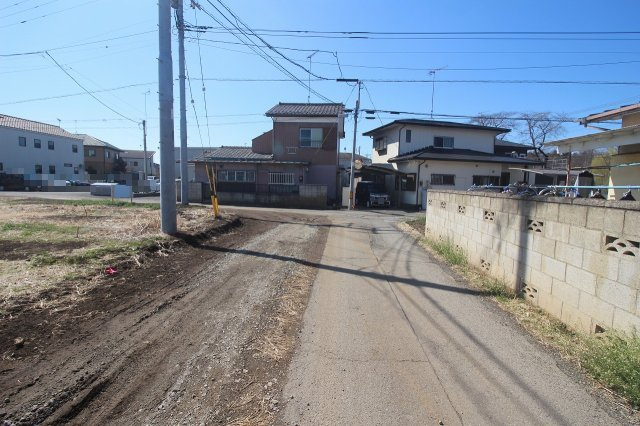 《分譲地》小山市間々田　全4区画の前面道路含む現地写真|分譲地北西側道路（2026年3月撮影）
