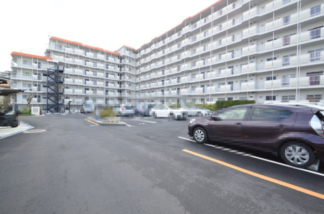 【駐車場】 | 豊中緑ヶ丘サンハイツ | 現在ご返済中のカーローン・カードローン・教育ローンなどを住宅ローンに一本化したり、家具家電購入費用・引越し費用を住宅ローンと組み合わせるなど、お客さまにメリットの多い住宅ローンのご提案が可能です。