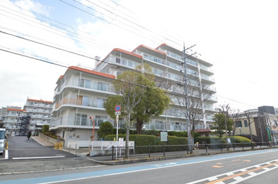 【外観】 | 豊中緑ヶ丘サンハイツ | エイブル売買事業部では、箕面市・豊中市・吹田市・池田市・茨木市・高槻市の北摂エリア全域で、物件のご紹介を致しております。北摂エリアにて購入物件をお探しの際は、当社までお問合せ下さいませ。