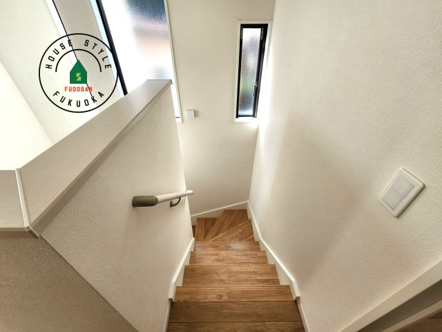 糟屋郡志免町桜丘３丁目第5-２棟（１号棟）の内装|＜手すり付階段＞手すりがないと階段の昇り降りで危険なことはもちろん、壁に手をつきながら歩くことで壁紙が汚れやすくなります。すべての方に快適に昇り降りしていただくため、手すりを設置しました。