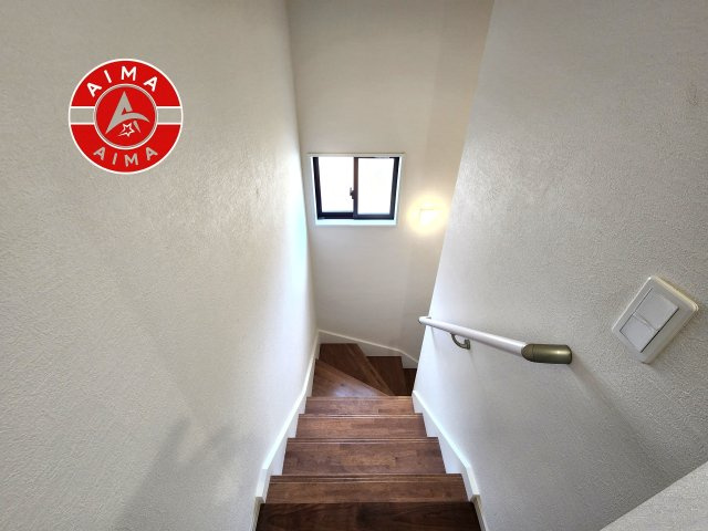 糟屋郡志免町桜丘３丁目第5-２棟（2号棟）の内装|＜手すり付階段＞手すりがないと階段の昇り降りで危険なことはもちろん、壁に手をつきながら歩くことで壁紙が汚れやすくなります。すべての方に快適に昇り降りしていただくため、手すりを設置しました。