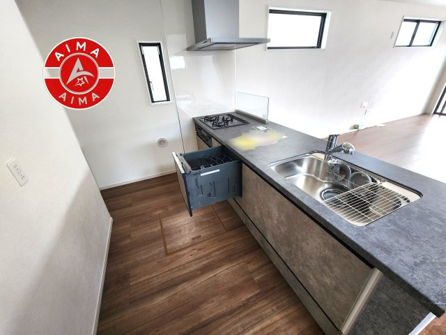 糟屋郡志免町桜丘３丁目第5-２棟（2号棟）のキッチン|ダイニングテーブルへの配膳がラクラク、お料理はかどるカウンター付きシステムキッチン！