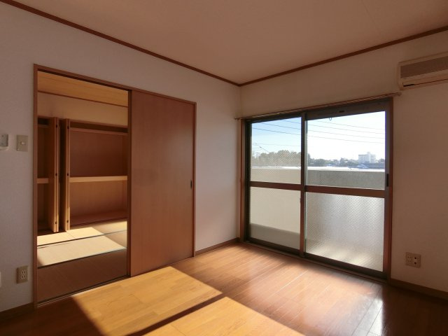 ユーミーハヤミズの居間・リビング|南側洋室