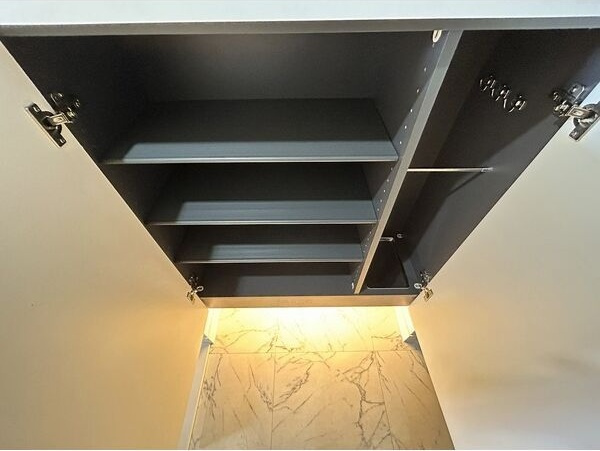 グラヴィス鶴舞の玄関