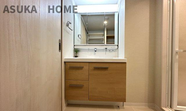 横浜ウェイサイドマンションの洋室|リビングの隣のウォークインクローゼット付の洋室になります。