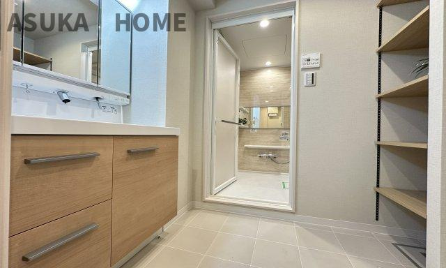 横浜ウェイサイドマンションの収納|ウォークインクローゼットでお部屋もすっきりと使えますね。