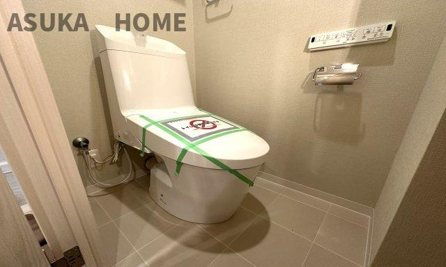 横浜ウェイサイドマンションの玄関|白を基調とした明るい玄関周りです。