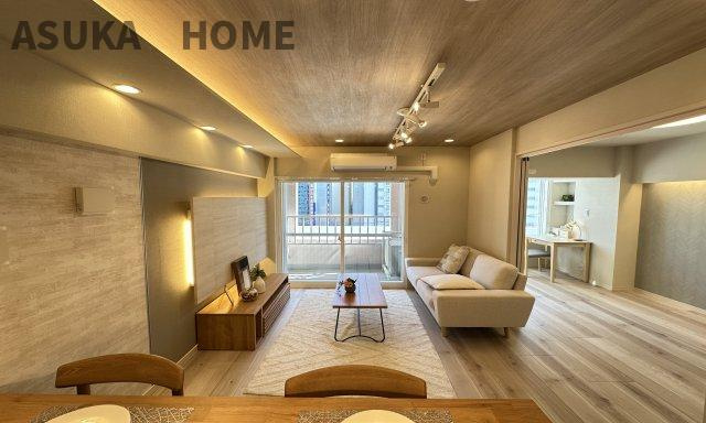 横浜ウェイサイドマンションの居間・リビング|ダウンライトが素敵なリビングですね。