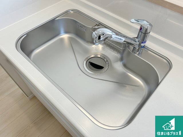 和歌山市井辺　第3期　新築一戸建ての独立洗面台|清潔感のある洗面台です。フラットな鏡は掃除がしやすく毎日清潔！ホースは引き出して使えるので洗顔やお掃除の際に便利です！