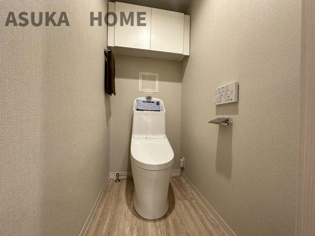 ハイマート横浜のトイレ|高級感のあるトイレスペースです。上部に収納もあり、すっきりと使えそうです。