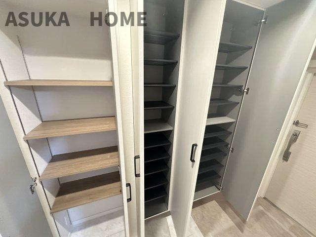 ハイマート横浜の収納|玄関収納もたっぷりとあり、ご家族分のシューズや小物類もすっきり収まりそうです。