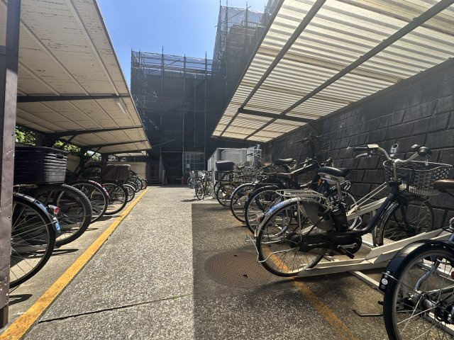 ハイマート横浜の駐輪場|屋根付きの駐輪場で、綺麗に整頓されています。管理体制も良好です。