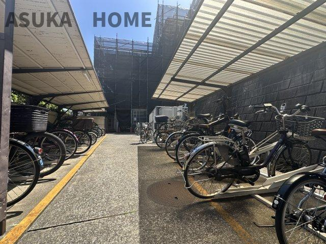 ハイマート横浜の駐輪場|屋根付きの駐輪場で、綺麗に整頓されています。管理体制も良好です。