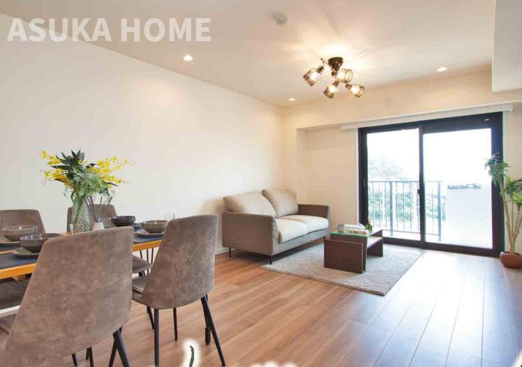 ハイマート横浜の居間・リビング|前に棟がない見晴らしのよい景観です。