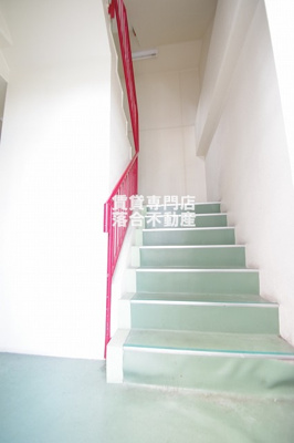 【エントランス】 | ENARIBLDⅢ | 清潔なエントランス♪