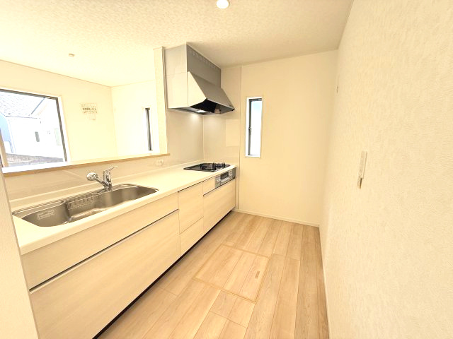 クレイドルガーデン高崎市箕郷町白川第2　4号棟のキッチン|人気のカウンターキッチン採用です☆
コンロも３口ご用意しています！調理スペースも広くストレスなくお料理できます。
浄水器つきなので美味しいお水も飲めますよ♪