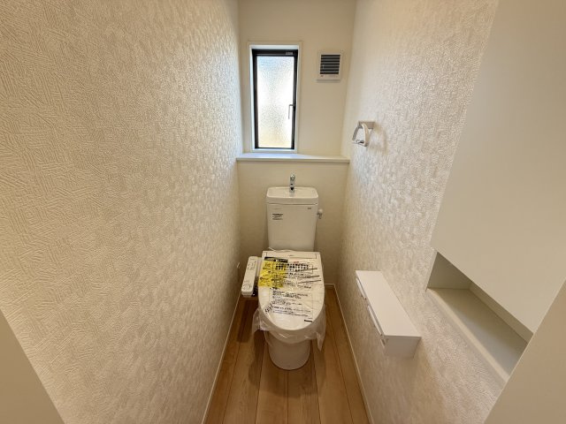 クレイドルガーデン高崎市箕郷町白川第2　4号棟のトイレ|1階トイレです。清潔感のある白を基調としています。
温水洗浄・便座暖房機能の付いた快適なトイレです☆