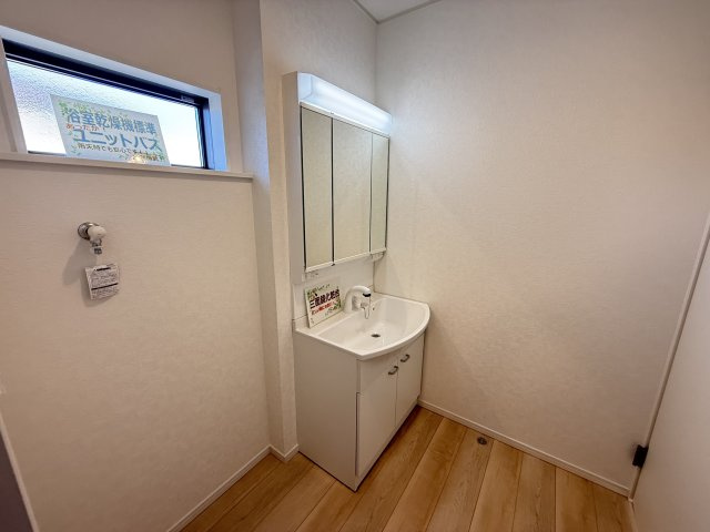 クレイドルガーデン高崎市箕郷町白川第2　4号棟の独立洗面台|シャワー水栓付き洗面台で朝の身支度もバッチリです！
洗面台には収納スペースもあり洗面室もすっきり片付きますよ！
