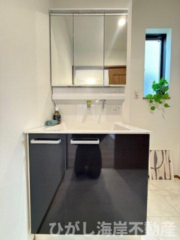 平塚市西八幡4丁目　新築戸建　全2棟の独立洗面台|三面鏡化粧台