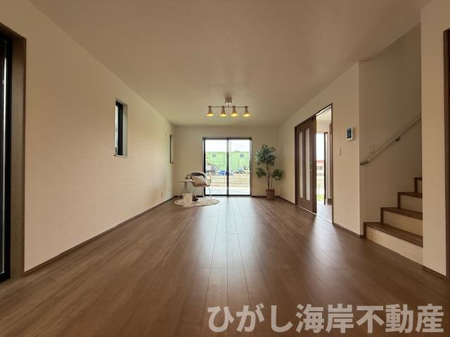 平塚市西八幡4丁目　新築戸建　全2棟の居間・リビング|20帖　LDK