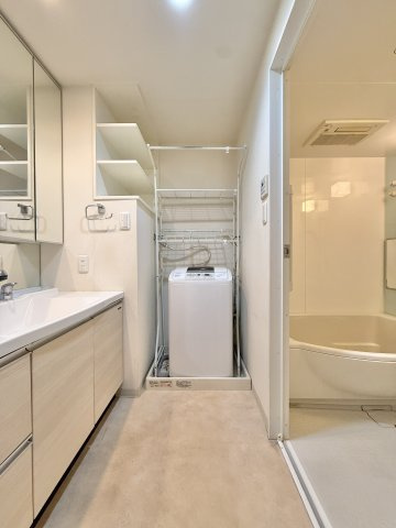 ディークラディア浜松宮竹の独立洗面台|白を基調とした清潔感のある洗面室！洗濯機置き場もゆとりがあります！
