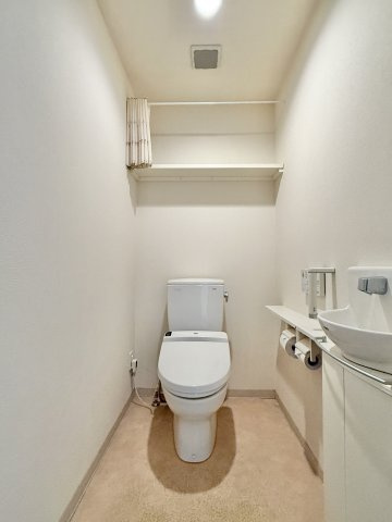 ディークラディア浜松宮竹のトイレ|清潔感のあるトイレ！背面上部には便利な収納棚付き！
